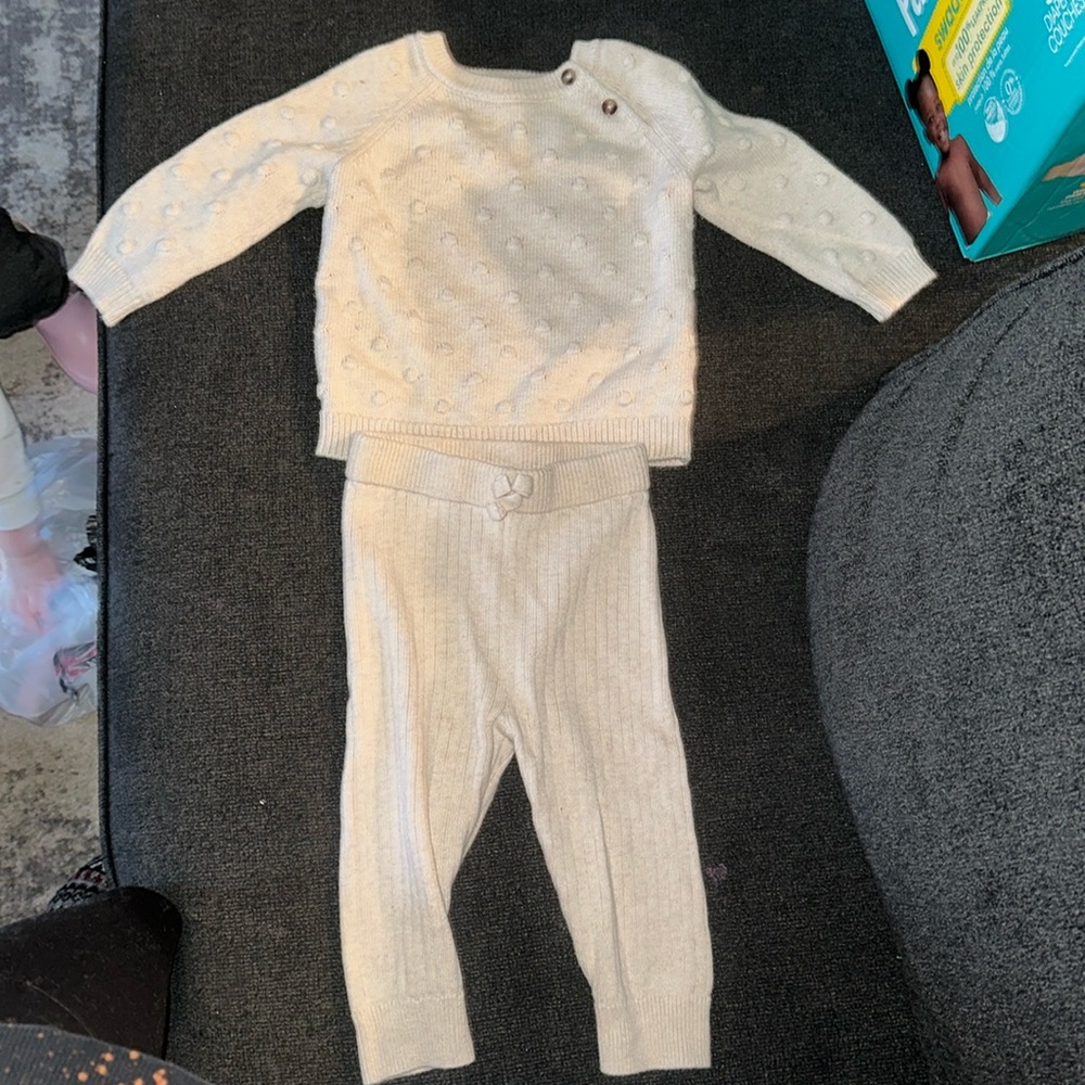Cat & Jack 2 piece set 12M No visible stains or holes.